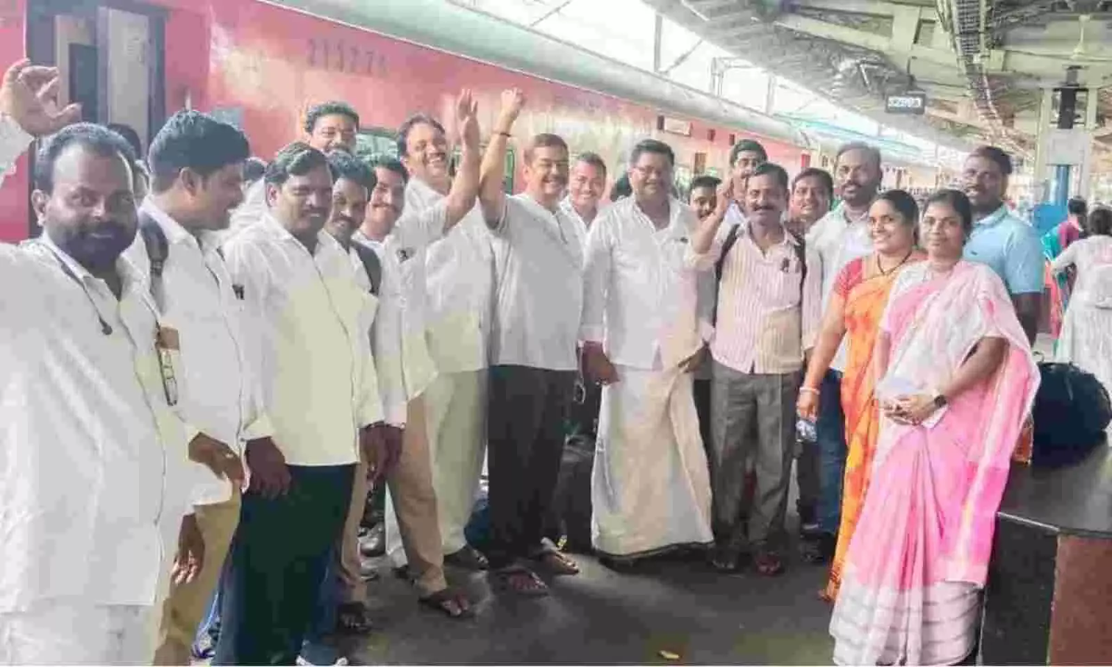 ఢిల్లీలో కదం తొక్కుతున్న ఏపీ సర్పంచులు ఢిల్లీలో కదం తొక్కుతున్న ఏపీ సర్పంచులు