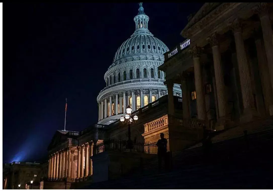 USA: అమెరికా సెనేట్ భవనాల్లోకి సాయుధుడు! USA: అమెరికా సెనేట్ భవనాల్లోకి సాయుధుడు!