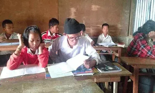 తరగతి గదిలో తాతగారు..  తొమ్మిది పాఠాలు చదివేస్తున్నారు.. తరగతి గదిలో తాతగారు..  తొమ్మిది పాఠాలు చదివేస్తున్నారు..