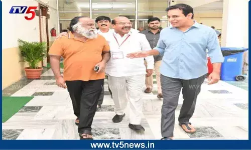 అసెంబ్లీలో ఆసక్తికర దృశ్యం; మంత్రి కేటీఆర్తో జగ్గారెడ్డి భేటీ అసెంబ్లీలో ఆసక్తికర దృశ్యం; మంత్రి కేటీఆర్తో జగ్గారెడ్డి భేటీ