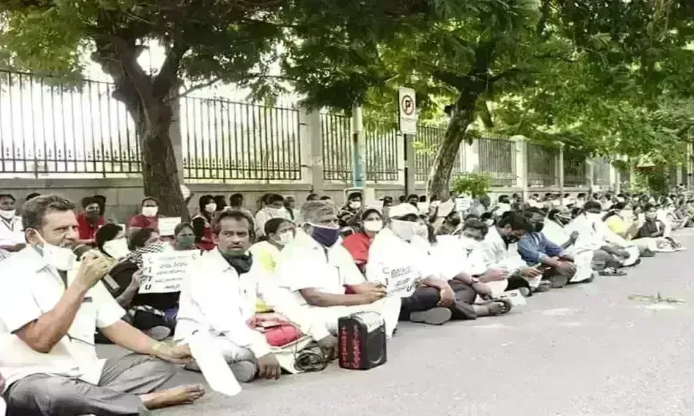Tirupathi: విద్యుత్ ఉద్యోగుల రిలే దీక్షలు Tirupathi: విద్యుత్ ఉద్యోగుల రిలే దీక్షలు