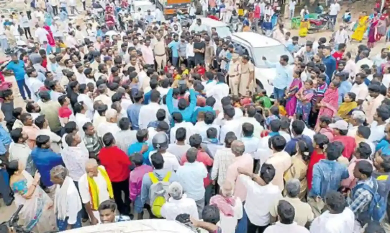 ఆందోళనకు దిగిన వరద బాధితులు ఆందోళనకు దిగిన వరద బాధితులు
