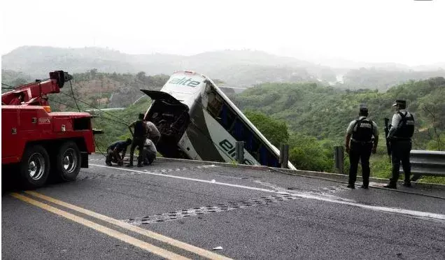 Mexico bus crash: మెక్సికోలో ఘోర రోడ్డు ప్రమాదం... 18మంది మృతి Mexico bus crash: మెక్సికోలో ఘోర రోడ్డు ప్రమాదం... 18మంది మృతి