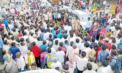 ఆందోళనకు దిగిన వరద బాధితులు ఆందోళనకు దిగిన వరద బాధితులు