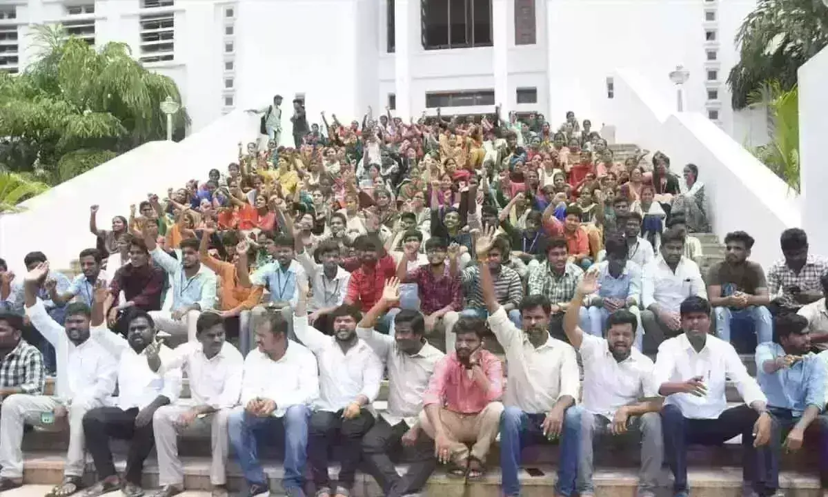 Tirupati: ఎస్వీయూలో రోడ్ల విస్తరణపై విద్యార్ధుల ఆందోళన Tirupati: ఎస్వీయూలో రోడ్ల విస్తరణపై విద్యార్ధుల ఆందోళన