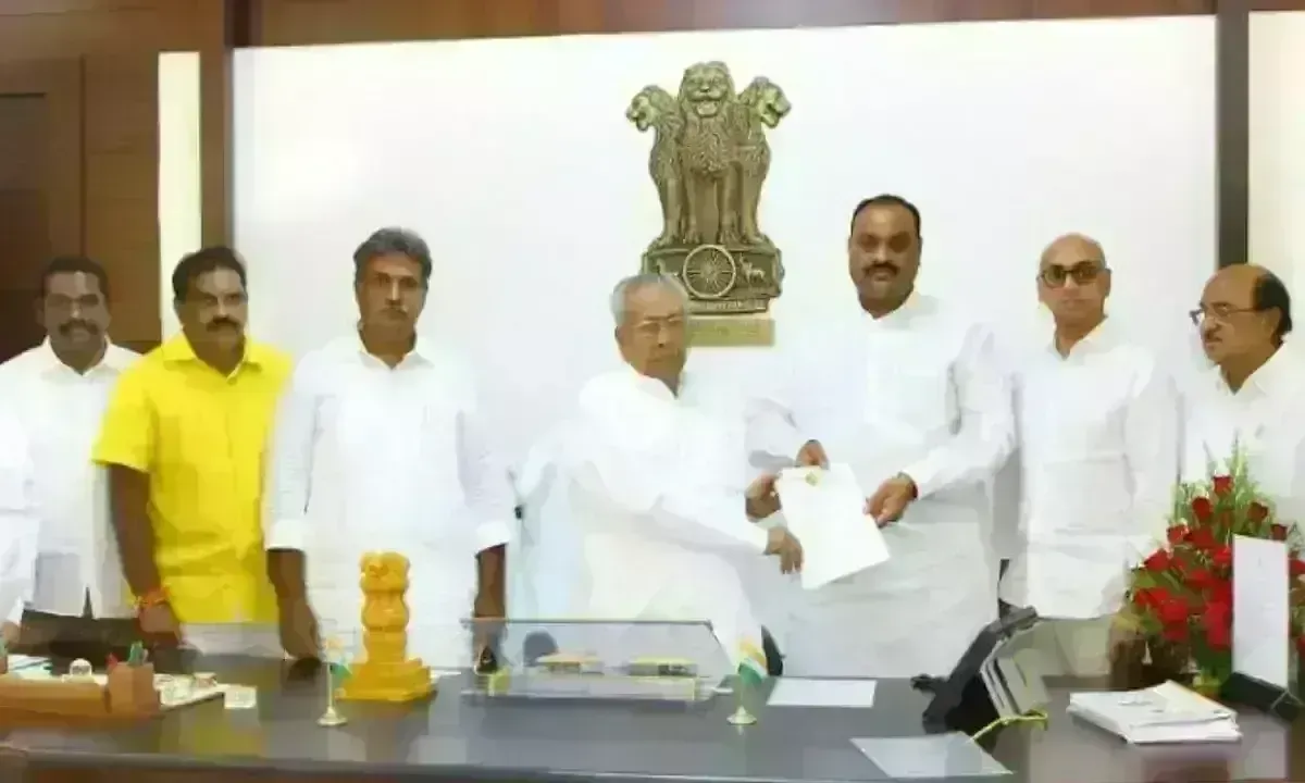 గవర్నర్ను కలిసిన టీడీపీ నేతల బృందం గవర్నర్ను కలిసిన టీడీపీ నేతల బృందం