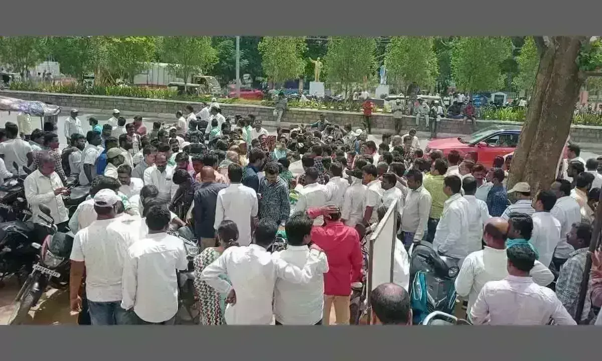 కామారెడ్డిలో ఇరువర్గాల మధ్య ఘర్షణ కామారెడ్డిలో ఇరువర్గాల మధ్య ఘర్షణ