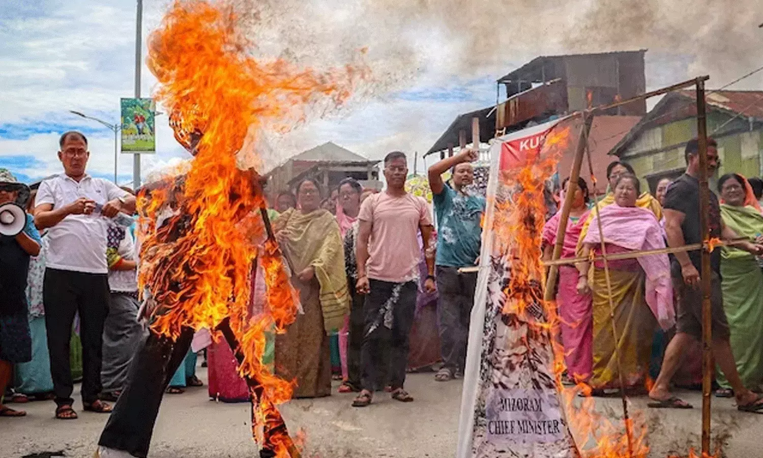 మణిపూర్లో ఆగని హింస.. బిష్ణుపూర్లో ముగ్గురు మృతి మణిపూర్లో ఆగని హింస.. బిష్ణుపూర్లో ముగ్గురు మృతి