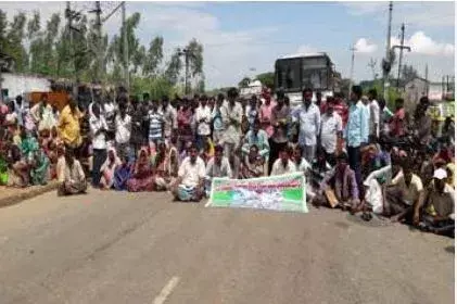 ఢిల్లీకి బయలుదేరిన పోలవరం నిర్వాసితులు ఢిల్లీకి బయలుదేరిన పోలవరం నిర్వాసితులు