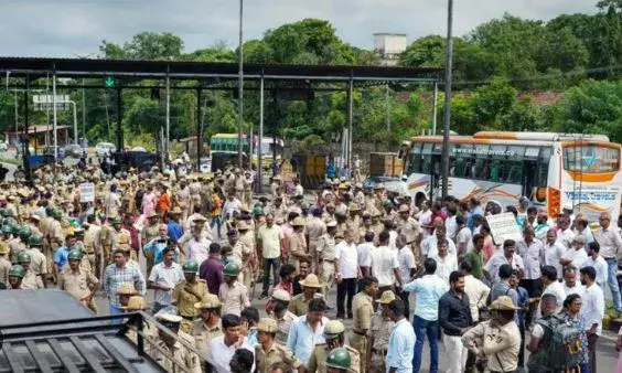పరిటాల సునీతను అరెస్ట్ చేసిన పోలీసులు