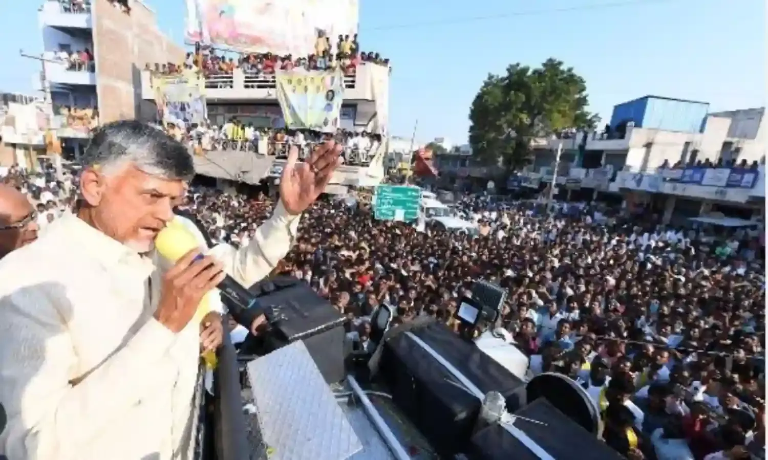 చంద్రబాబుకు ప్రజలు బ్రహ్మరథం చంద్రబాబుకు ప్రజలు బ్రహ్మరథం