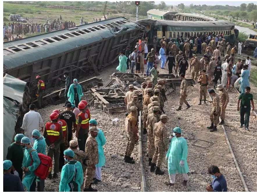 Pakista: పాక్లో పట్టాలు తప్పిన రైలు.... 30 మంది మృతి Pakista: పాక్లో పట్టాలు తప్పిన రైలు.... 30 మంది మృతి