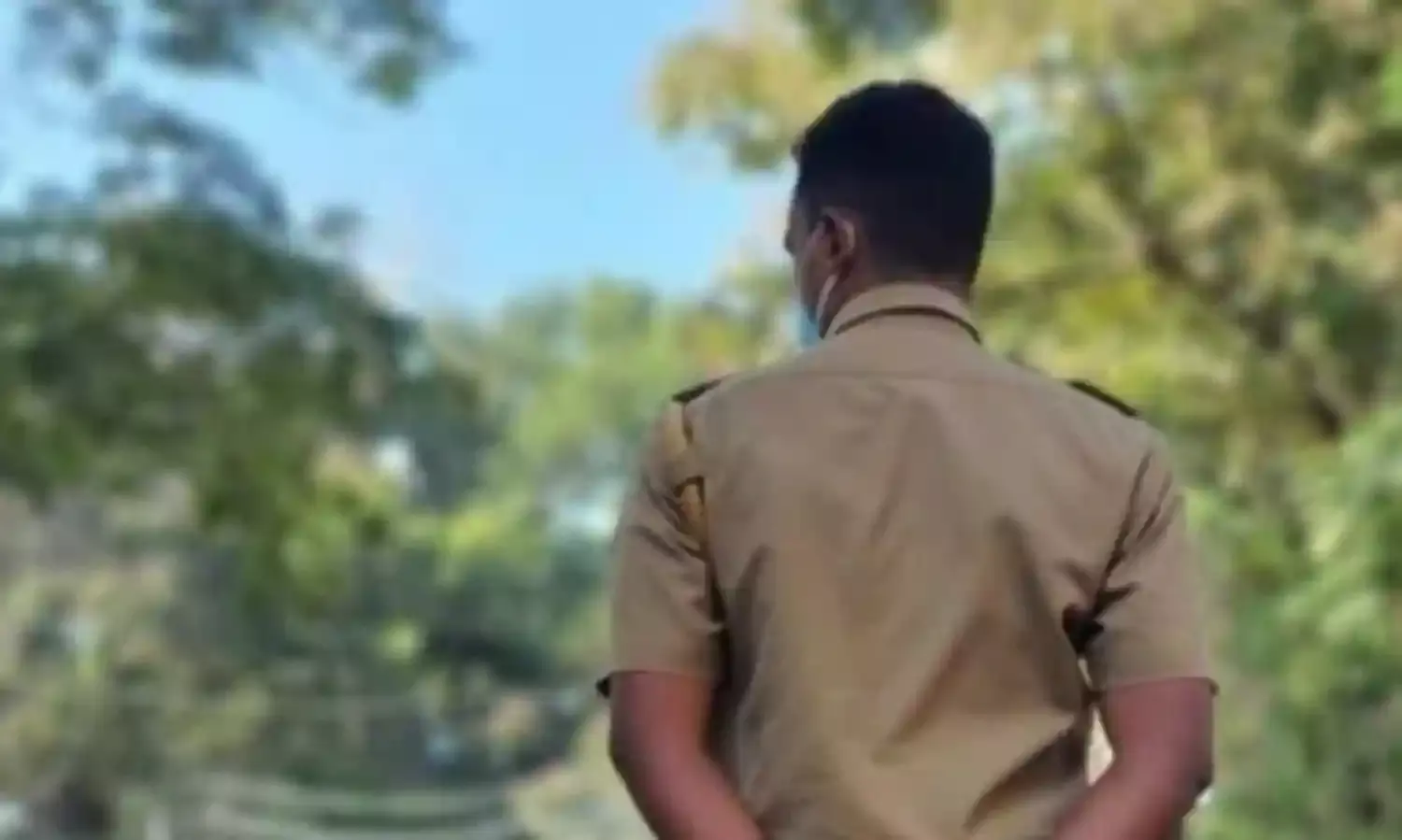 కాంట్రాక్ట్ కార్మికులను చితకబాదిన పోలీసులు కాంట్రాక్ట్ కార్మికులను చితకబాదిన పోలీసులు