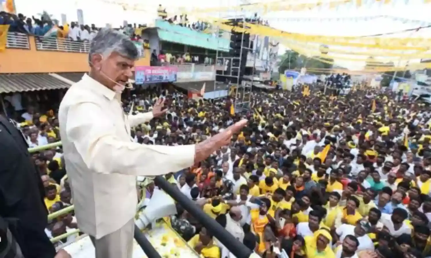 Chandrababu Naidu: గుండగోల దగ్గర ఘన స్వాగతం పలికిన మహిళలు Chandrababu Naidu: గుండగోల దగ్గర ఘన స్వాగతం పలికిన మహిళలు