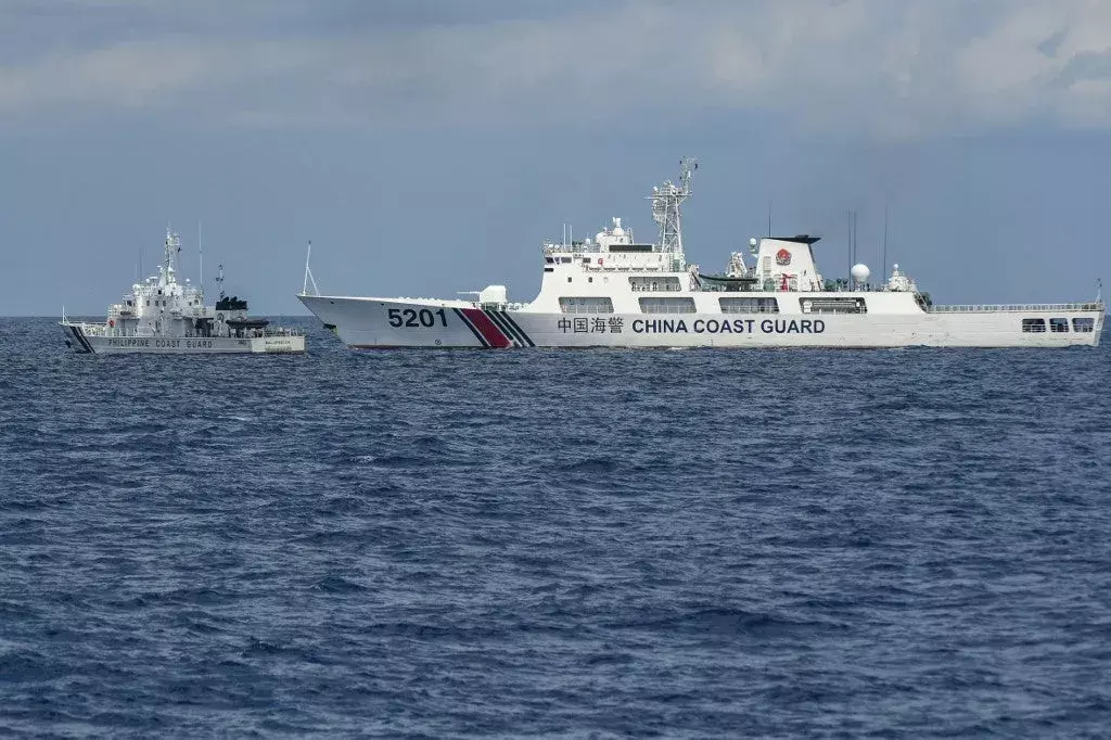 China : ఫిలిప్పీన్స్ పడవలపై చైనా జల ఫిరంగులు
