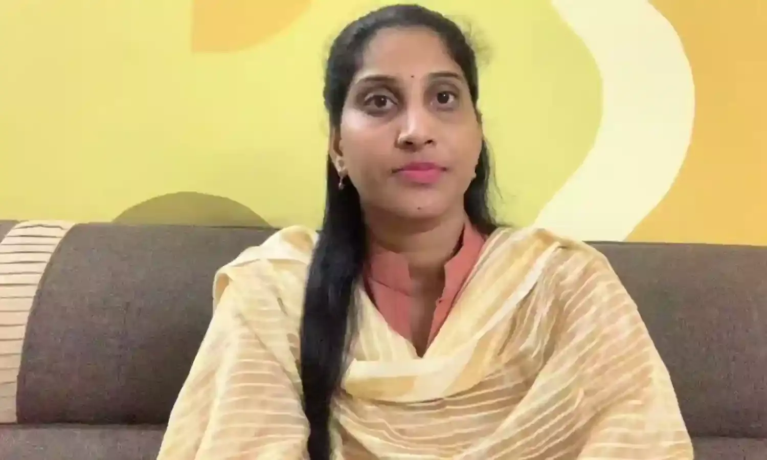 అక్రమాల్ని ప్రశ్నిస్తే కేసులు పెట్టి వేధిస్తున్నారు- ఉండవల్లి అనూష అక్రమాల్ని ప్రశ్నిస్తే కేసులు పెట్టి వేధిస్తున్నారు- ఉండవల్లి అనూష