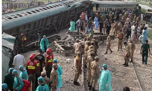 Pakista: పాక్‌లో పట్టాలు తప్పిన రైలు.... 30 మంది మృతి