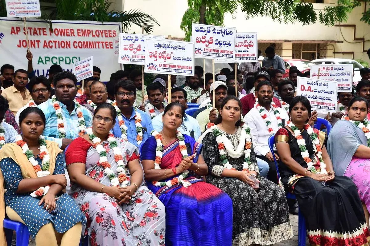 ఏపీలో ఉద్ధృతమవుతున్న విద్యుత్ ఉద్యోగుల ఆందోళన ఏపీలో ఉద్ధృతమవుతున్న విద్యుత్ ఉద్యోగుల ఆందోళన