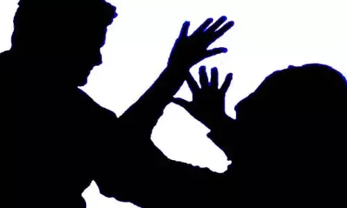 యువతిపై దాడి చేసి వివస్త్రను  చేసిన కీచకుడు