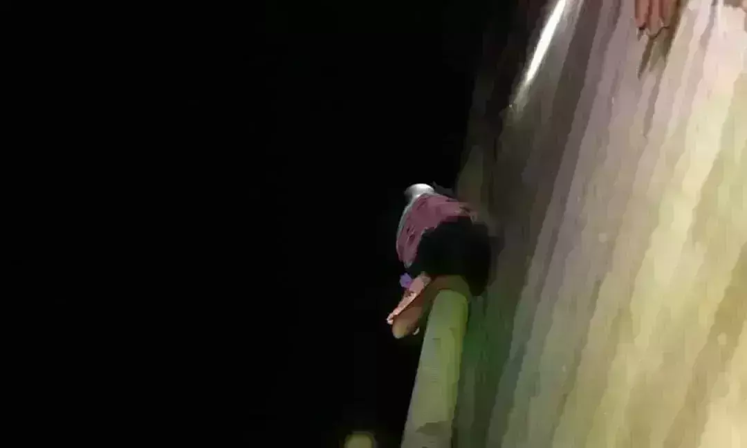 AP: బ్రిడ్జ్ పై నుంచి తోసేసిన సవతి తండ్రి, పైప్ లైన్ తో ప్రాణాలు కాపాడుకున్న చిన్నారి AP: బ్రిడ్జ్ పై నుంచి తోసేసిన సవతి తండ్రి, పైప్ లైన్ తో ప్రాణాలు కాపాడుకున్న చిన్నారి