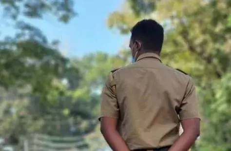 కాంట్రాక్ట్ కార్మికులను చితకబాదిన పోలీసులు