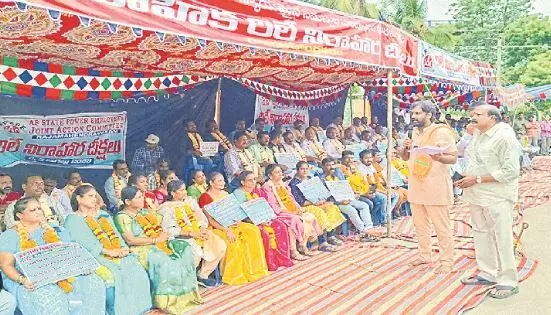 ఉద్ధృతమవుతోన్న విద్యుత్ ఉద్యోగుల ఆందోళన ఉద్ధృతమవుతోన్న విద్యుత్ ఉద్యోగుల ఆందోళన