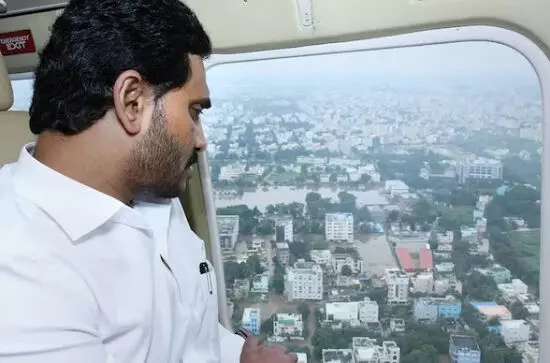 వరద ముంపు ప్రాంతాల్లో జగన్ పర్యటన వరద ముంపు ప్రాంతాల్లో జగన్ పర్యటన