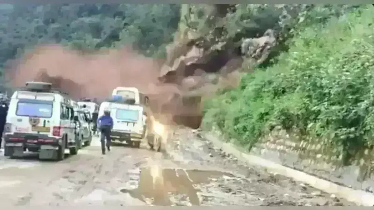 Uttarakhand: చార్ ధామ్ యాత్రికులకు ఇబ్బందులు Uttarakhand: చార్ ధామ్ యాత్రికులకు ఇబ్బందులు