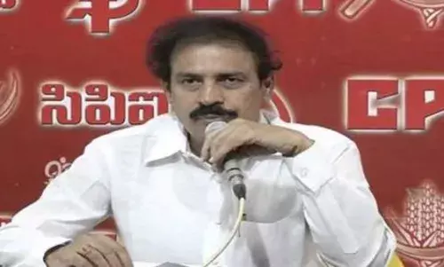 సీఎం జగన్పై సీపీఐ  రామకృష్ణ ఫైర్ సీఎం జగన్పై సీపీఐ  రామకృష్ణ ఫైర్
