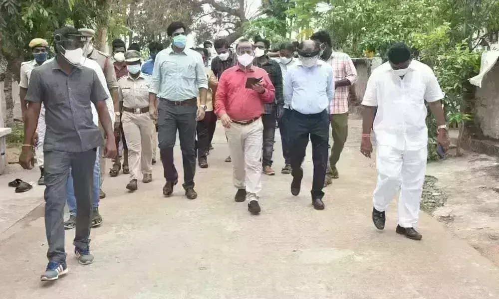 ఇళ్ల పట్టాలు ఇచ్చారు సరే... స్థలమెక్కడ? ఇళ్ల పట్టాలు ఇచ్చారు సరే... స్థలమెక్కడ?
