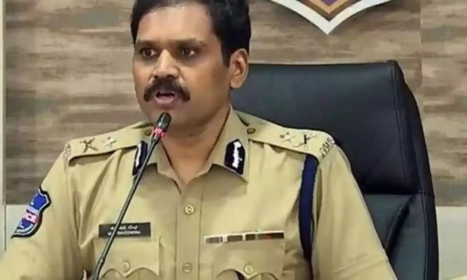 11 కార్లు, 27 బైకులు స్వాధీనం 11 కార్లు, 27 బైకులు స్వాధీనం