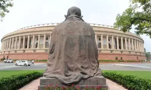 క్విట్ ఇండియా అంటూ ఎంపీల నినాదాలు