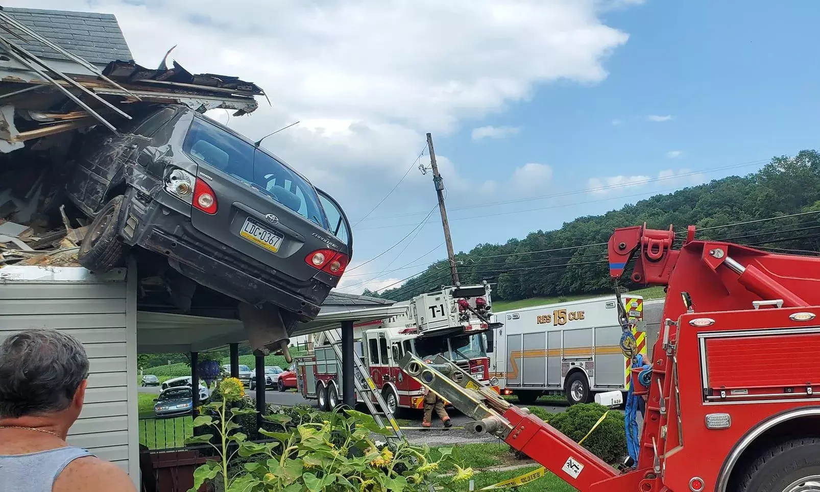 Car Crash : కార్ అక్కడికి ఎలా వెళ్లిందబ్బా..!