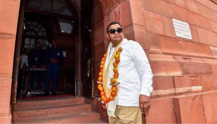 Rajyasabha MP : టమాట దండతో రాజ్యసభకు Rajyasabha MP : టమాట దండతో రాజ్యసభకు