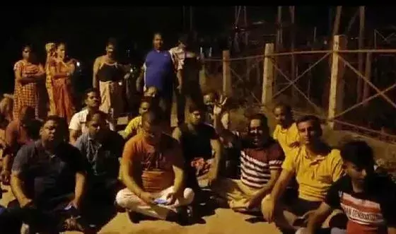 కరెంట్ ఆఫీసుల వద్ద స్ధానికులు ఆందోళన కరెంట్ ఆఫీసుల వద్ద స్ధానికులు ఆందోళన