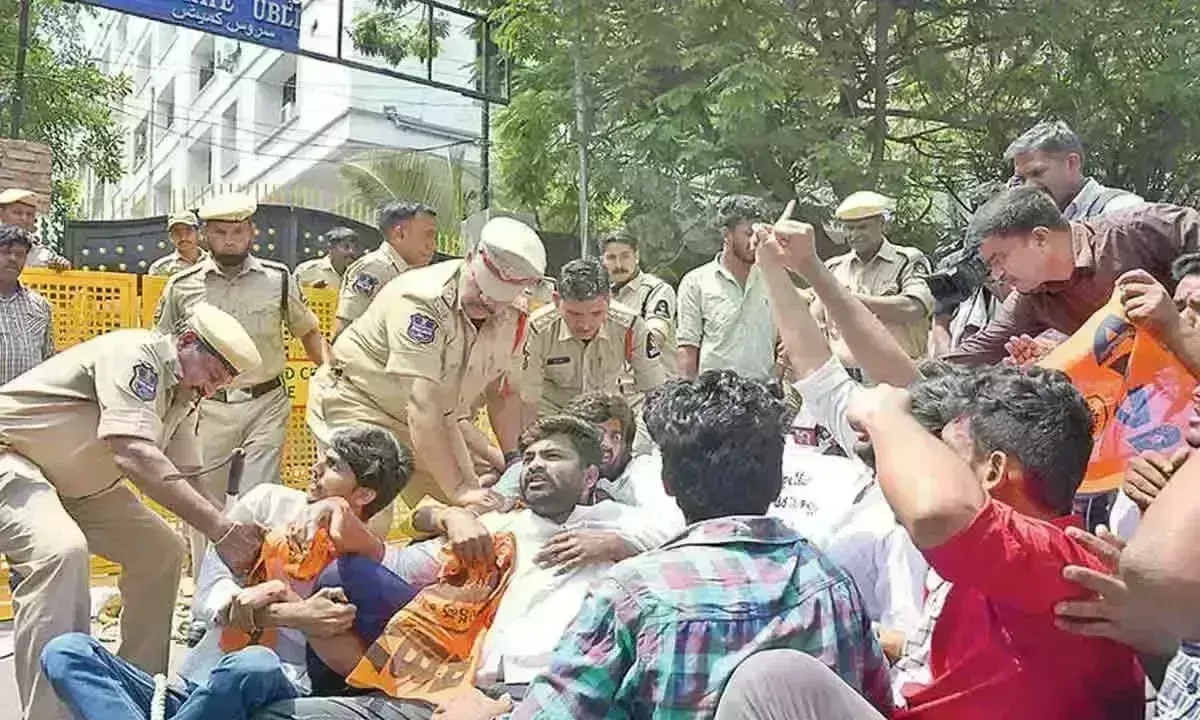 టీఎస్పీఎస్సీ వద్ద హై టెన్షన్ టీఎస్పీఎస్సీ వద్ద హై టెన్షన్