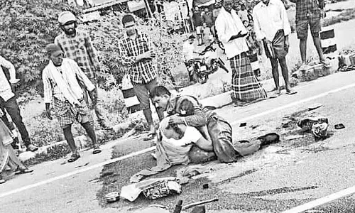 రక్తమోడుతున్నా.. ఆదుకునే వారు లేక.. రక్తమోడుతున్నా.. ఆదుకునే వారు లేక..