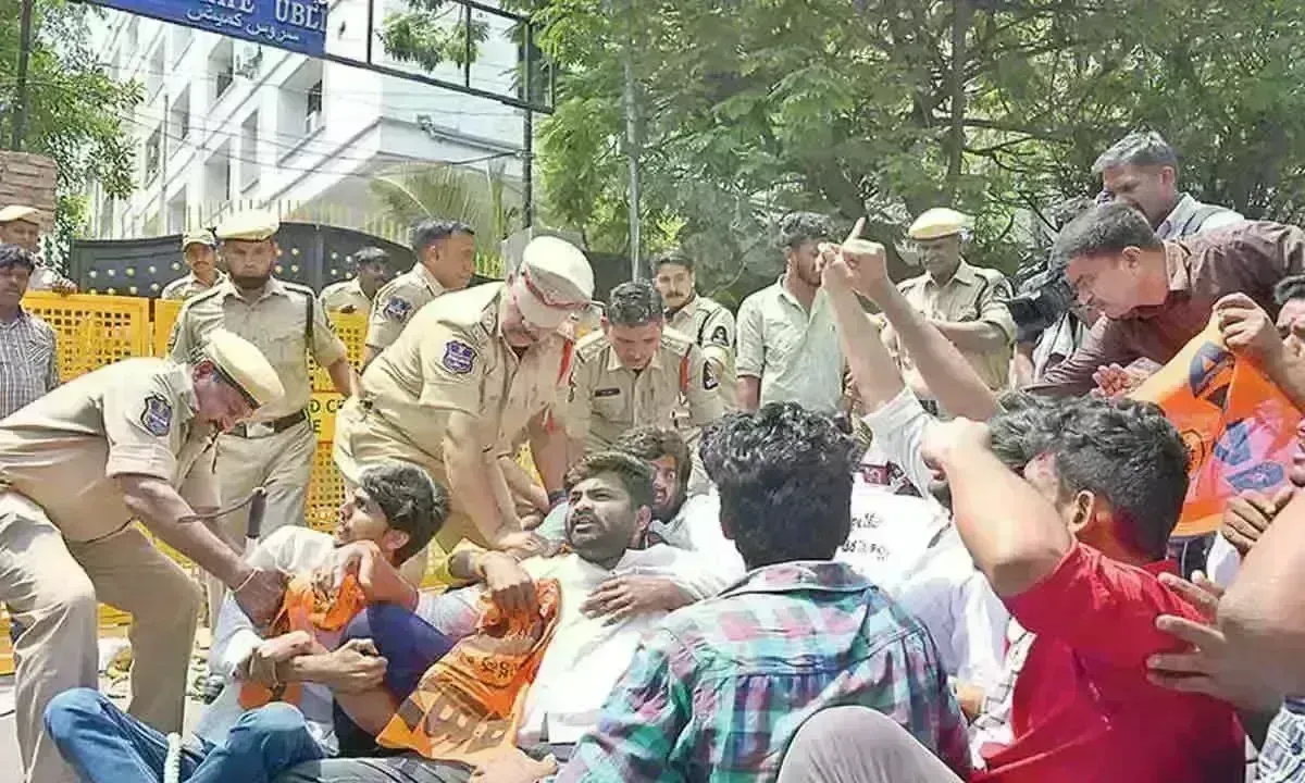 టీఎస్పీఎస్సీ వద్ద హై టెన్షన్ టీఎస్పీఎస్సీ వద్ద హై టెన్షన్