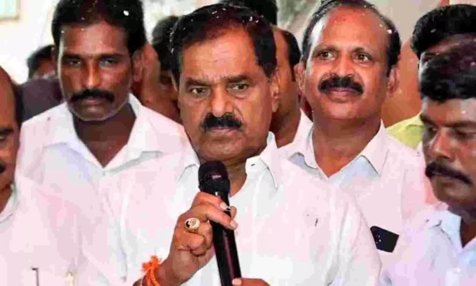 గడపగడపలో డిప్యూటీ సీఎం నారయణస్వామికి చేదు అనుభవం గడపగడపలో డిప్యూటీ సీఎం నారయణస్వామికి చేదు అనుభవం