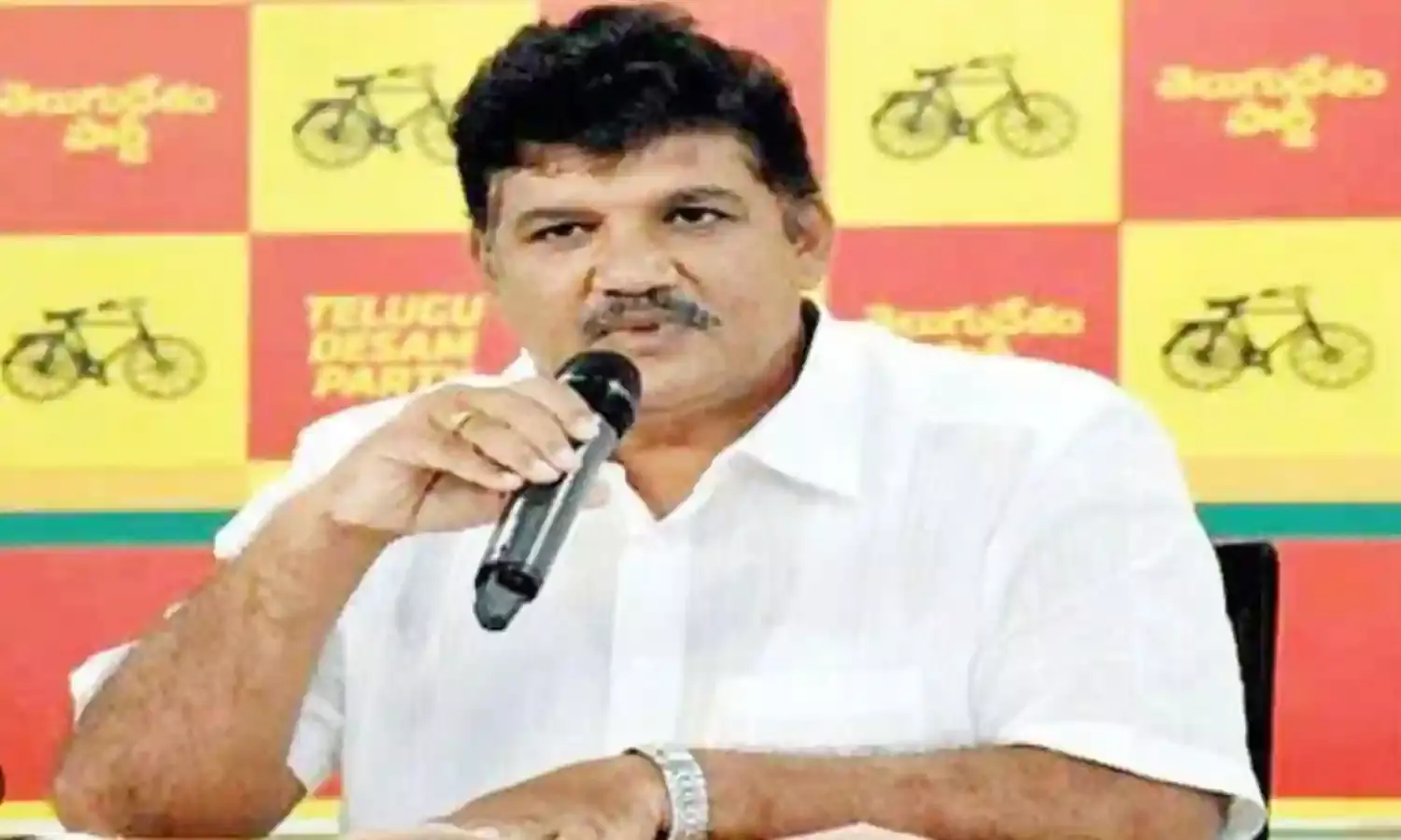 అర్ధరాత్రి రోడ్డు విస్తరణపై ధూళిపాళ్ల ఆగ్రహం అర్ధరాత్రి రోడ్డు విస్తరణపై ధూళిపాళ్ల ఆగ్రహం