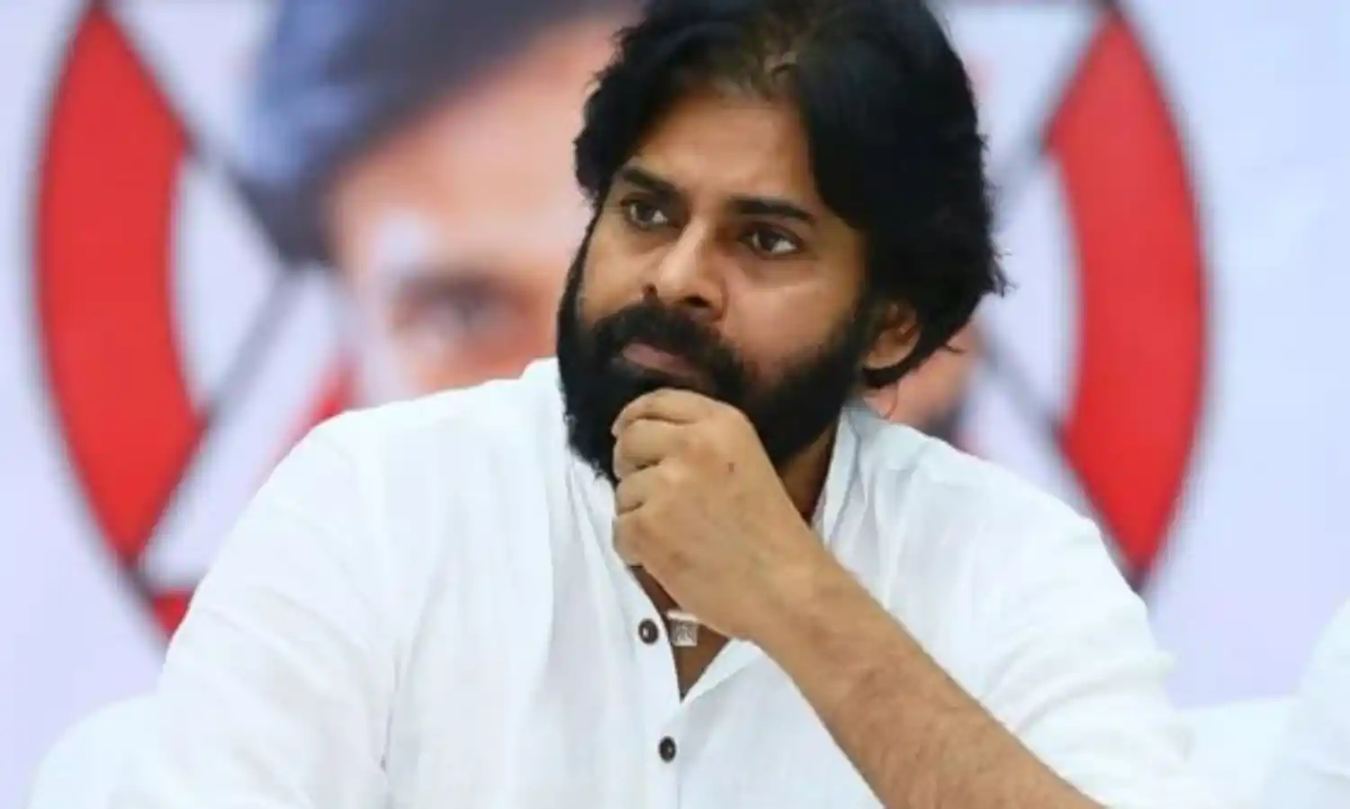 పవన్కల్యాణ్కు విశాఖ పోలీసుల నోటీసులు పవన్కల్యాణ్కు విశాఖ పోలీసుల నోటీసులు
