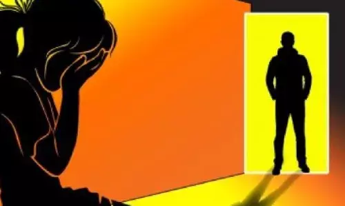 ఫోన్‌ ఆశచూపి అత్యాచారం చేసిన తండ్రికొడుకులు