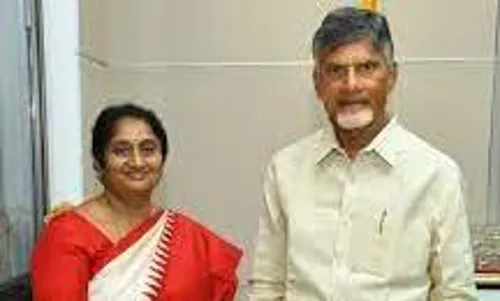 వైసీపీ దాడిలో గాయపడిన టీడీపీ కార్యకర్తలను పరామర్శించిన సవితమ్మ వైసీపీ దాడిలో గాయపడిన టీడీపీ కార్యకర్తలను పరామర్శించిన సవితమ్మ