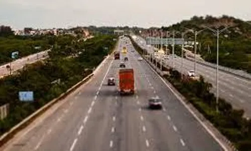 ప్రైవేటు గుప్పిట్లోకి వెళ్లిపోయిన ఔటర్ రింగ్ రోడ్డు ప్రైవేటు గుప్పిట్లోకి వెళ్లిపోయిన ఔటర్ రింగ్ రోడ్డు