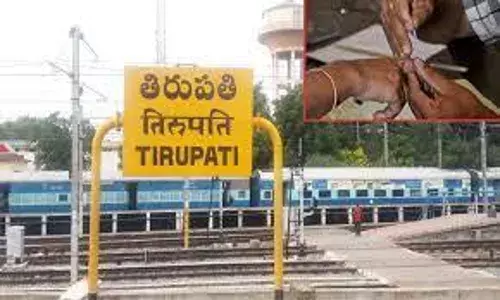 ఏపీలో ఎన్నికల ఏర్పాట్లలో అధికారులు; తిరుపతి చేరుకున్న ఈవీఎంలు ఏపీలో ఎన్నికల ఏర్పాట్లలో అధికారులు; తిరుపతి చేరుకున్న ఈవీఎంలు