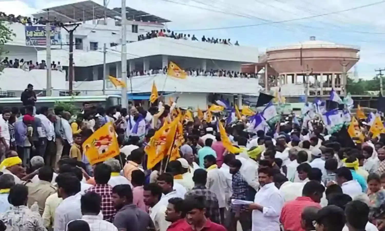 Nellore: పాతపాడులో వైసీపీ శ్రేణుల దాష్టీకం Nellore: పాతపాడులో వైసీపీ శ్రేణుల దాష్టీకం