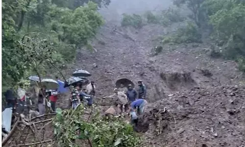 Cloudburst: క్లౌడ్ బరస్ట్ విధ్వంసం... ఏడుగురి మృతి Cloudburst: క్లౌడ్ బరస్ట్ విధ్వంసం... ఏడుగురి మృతి