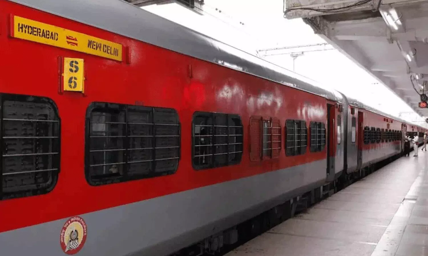 హైదరాబాద్ ఎక్స్‌ప్రెస్‌లో దొంగల బీభత్సం..