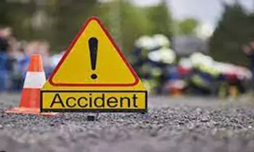 లారీ ఢీకొట్టడంతో పల్టీ కొట్టిన కారు