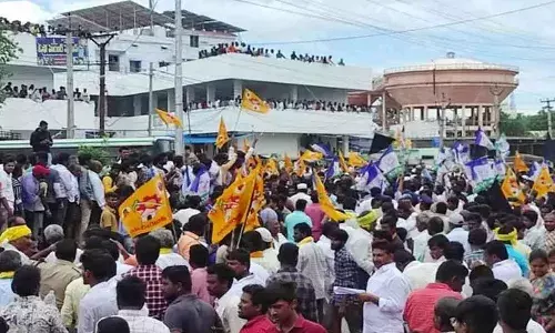 Nellore:  పాతపాడులో వైసీపీ శ్రేణుల దాష్టీకం Nellore:  పాతపాడులో వైసీపీ శ్రేణుల దాష్టీకం